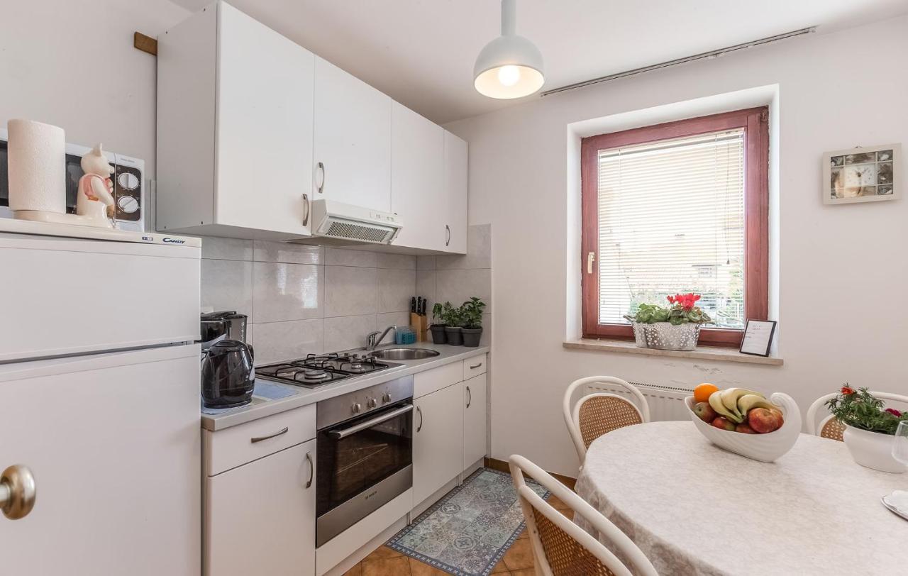 Rina B4 Apartment โปเรช ภายนอก รูปภาพ